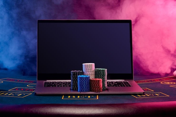 Pengguna membaca aturan bonus di ponsel